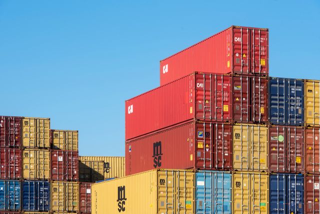 containers empilhados a luz do dia